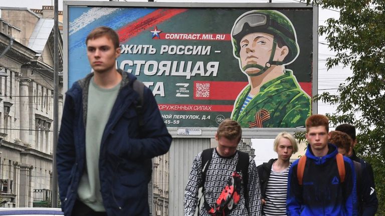 Российские семьи боятся отправлять мужчин на войну, но страх уголовных дел за уклонение сильнее