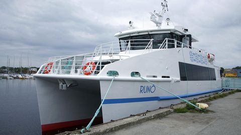 Parvlaev Runö vigastas tõenäoliselt vastu ujuvat palki üht sõukruvi