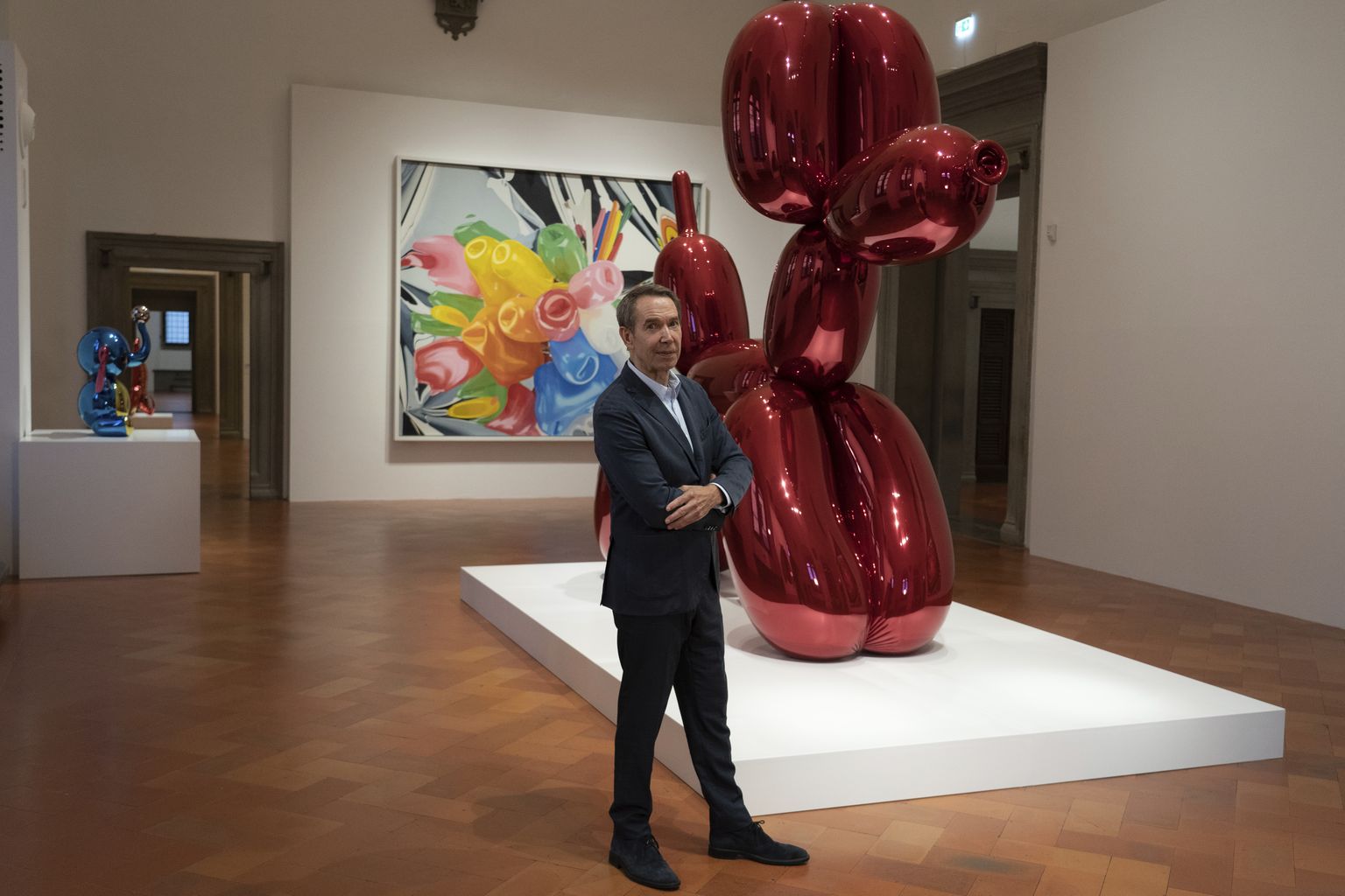 Amerikāņu mākslinieks Džefs Kūnss pie viena no saviem slavenajiem "Balonu suņiem" mākslas galerijā Florencē, 2021.