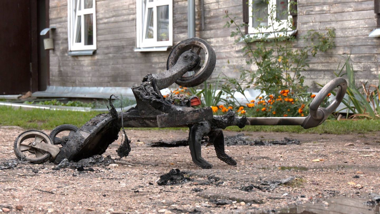Сгоревшая детская коляска. Скриншот из сюжета передачи Degpunktā