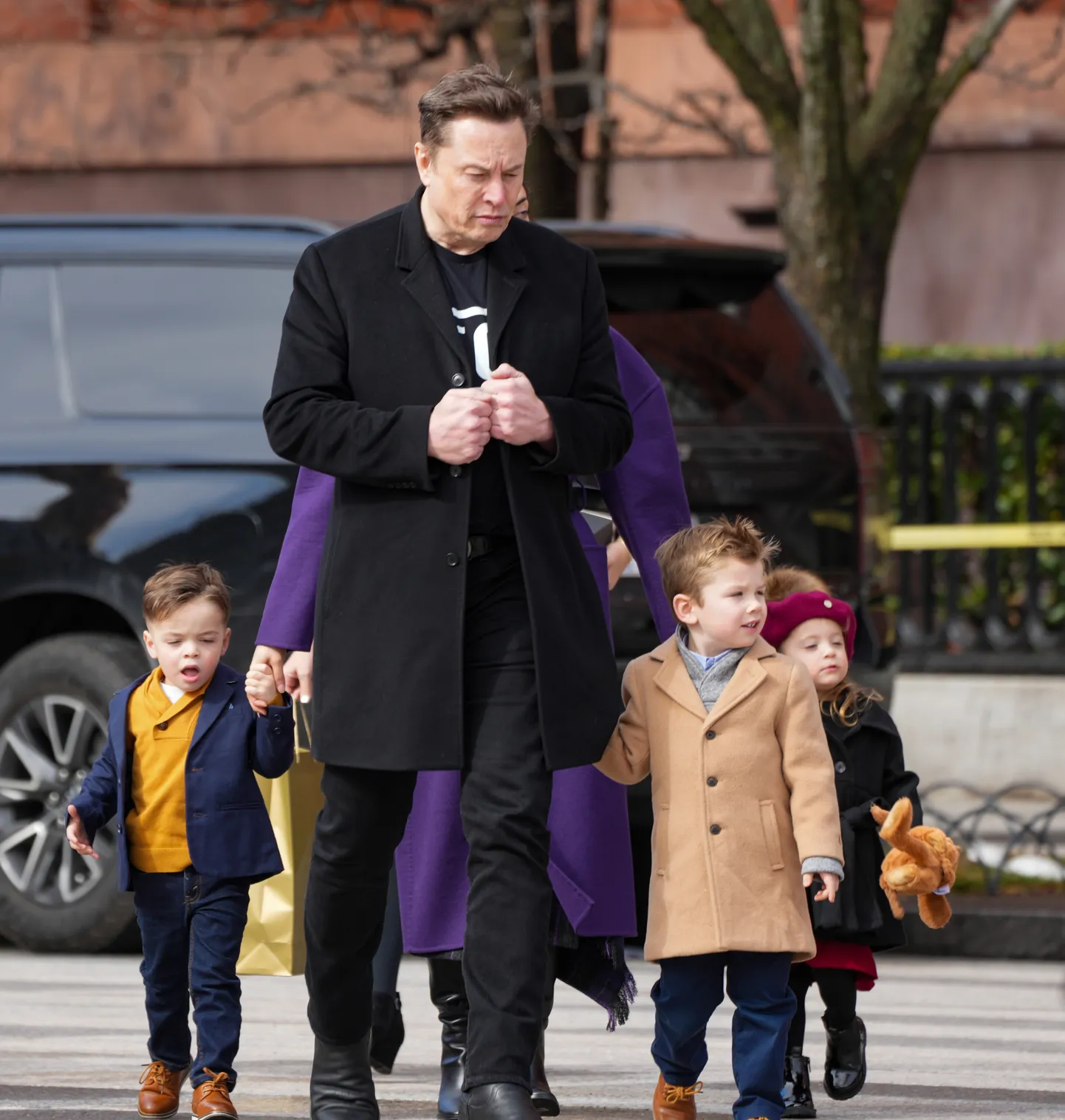 Elon Musk koos oma partneri Shivon Zilise (ta selja taga lillas mantlis) ning kolme lapsega 13. veebruaril 2025 Washingtonis, kus nemad ja USA president Donald Trump kohtusid India peaministri Narendra Modiga. Muski lapsed vasakult: Strider, X ja Azure.