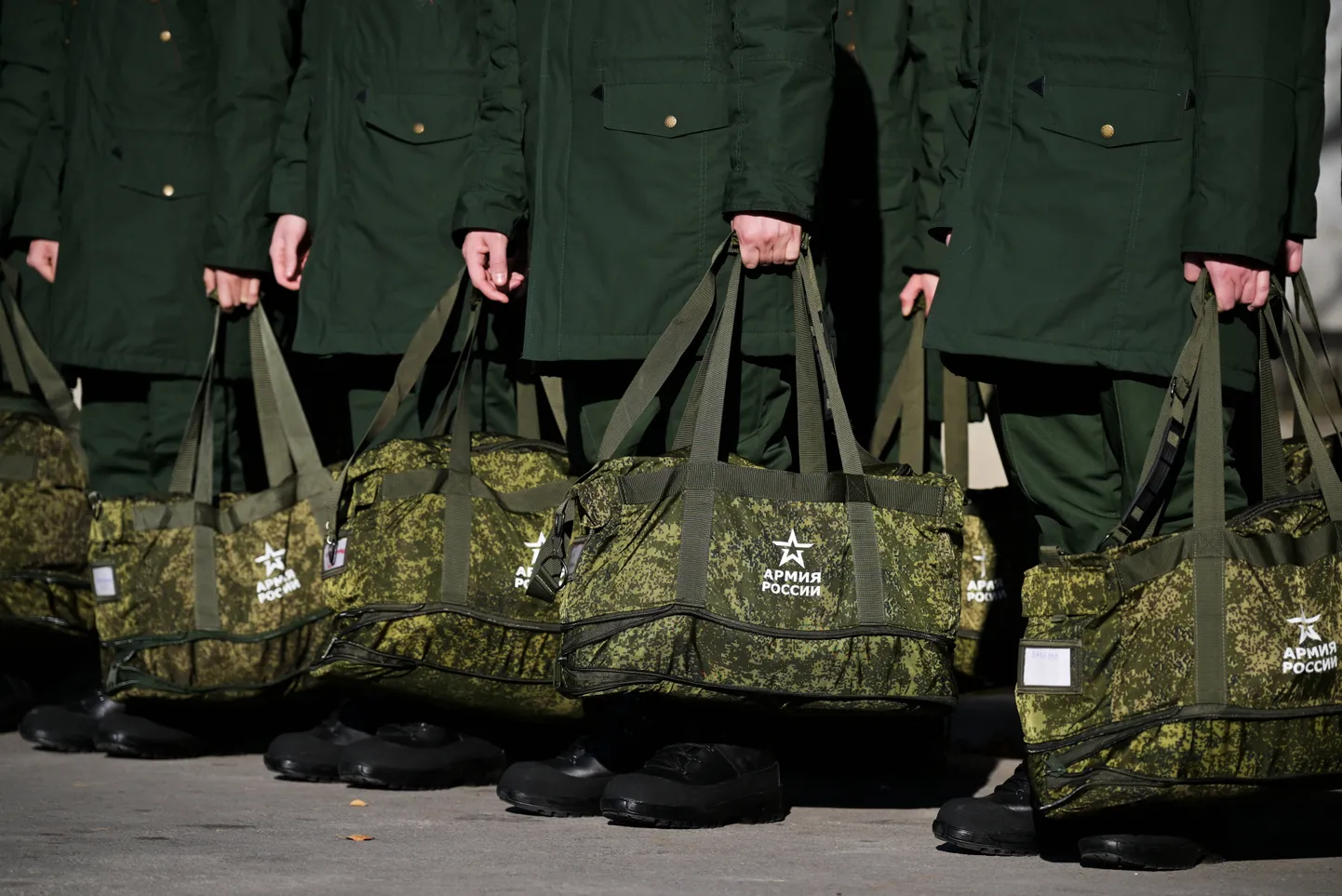 Vene värvatud ootavad sõjaväeteenistusse toimetamist.