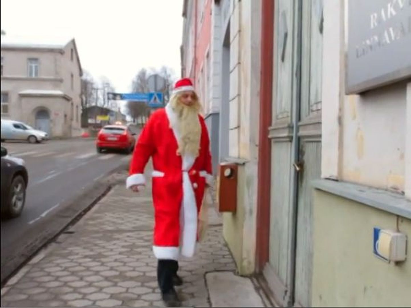Virumaa Teataja jõuluvana väisab Rakvere linnavalitsust.