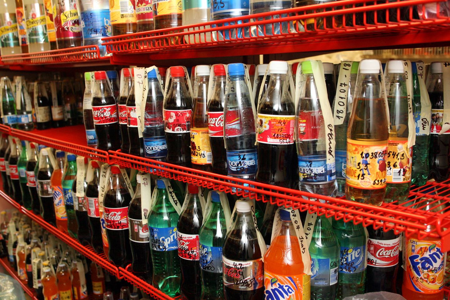 Coca-Cola jookide pudelid jäävad lähiajal ilmselt Norra poelettidele seisma, sest tuhanded norralased liitusid firma survestamiseks Coca-Cola toodete boikotiga.