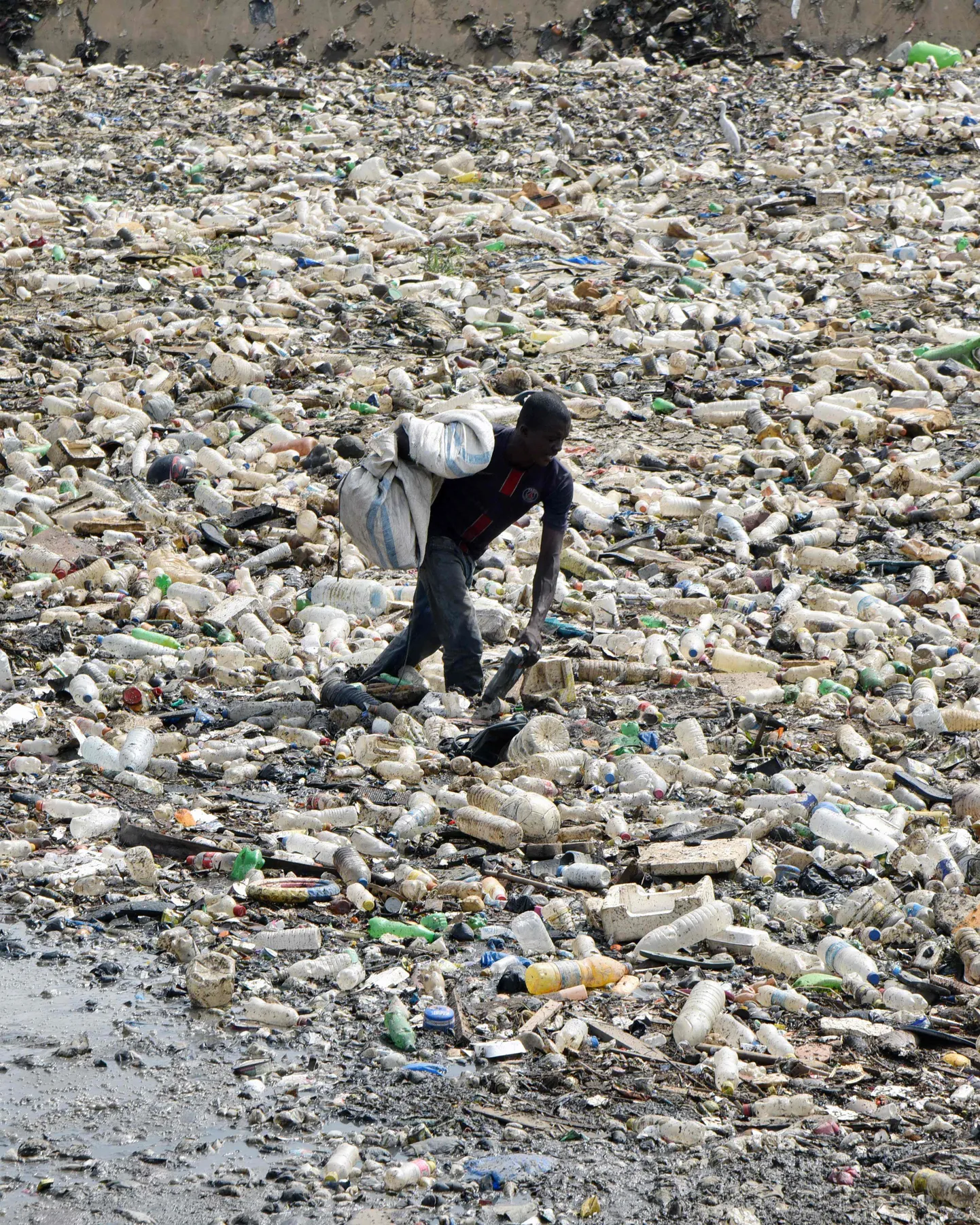 Plastireostus Abidjani rannas Elevandiluurannikul