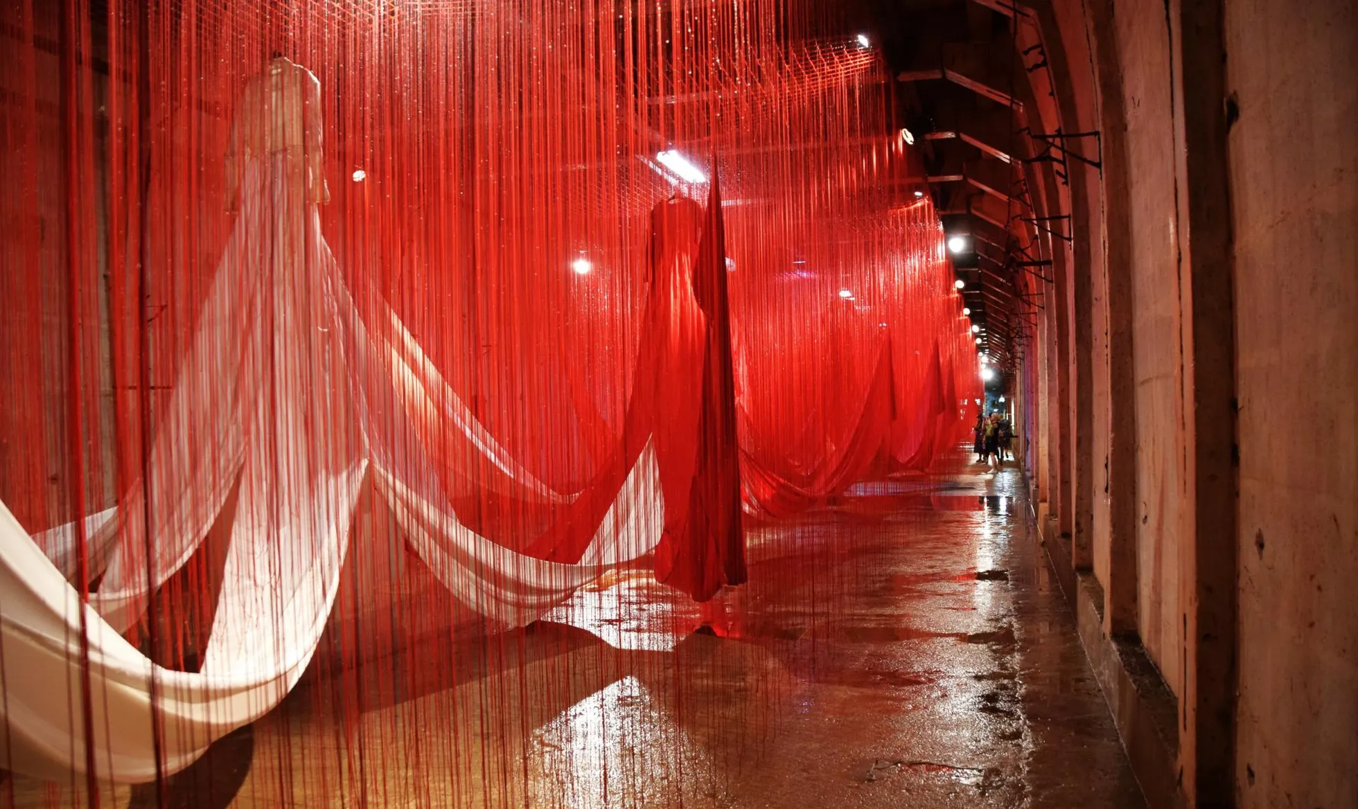 Ebensee tunnelisse loodud kunstiteose autor on jaapanlane Chiharu Shiota.