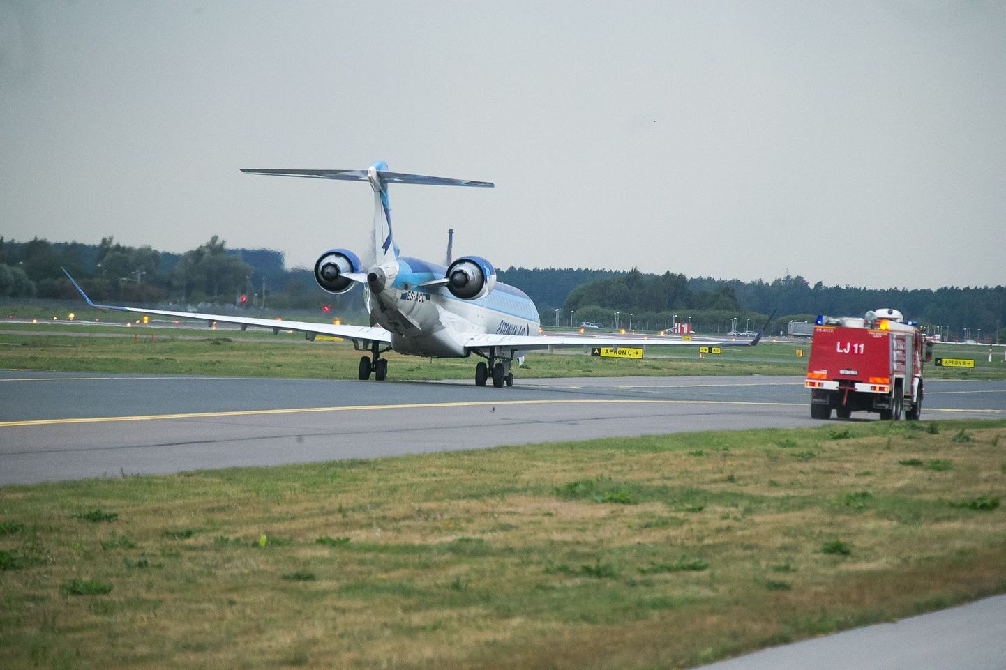 Самолет Estonian Air с неисправной шиной успешно приземлился.