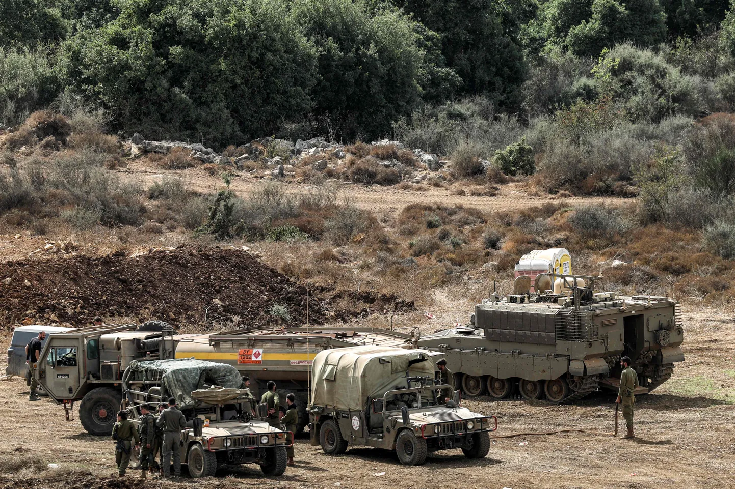Iisraeli armee sõidukid täna positsioonidel Liibanoni piiri ääres.