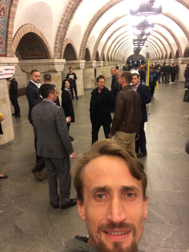 Ukraina presidendi kaaskonda kuuluv Vitali Sevtšenko tegi 30. septembril Kiievi ühes metroojaamas selfi, tagaplaanil on näha Tom Cruise'i