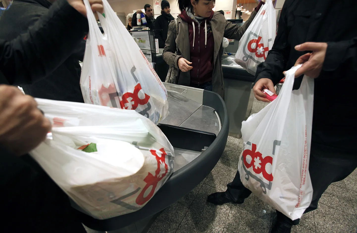Пакеты засоряют окружающую среду.