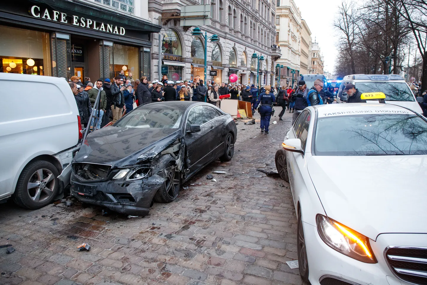 Vappu tähistamise ajal süüdimatus seisundis kihutanud mees põhjustas Helsingis liiklusõnnetuse