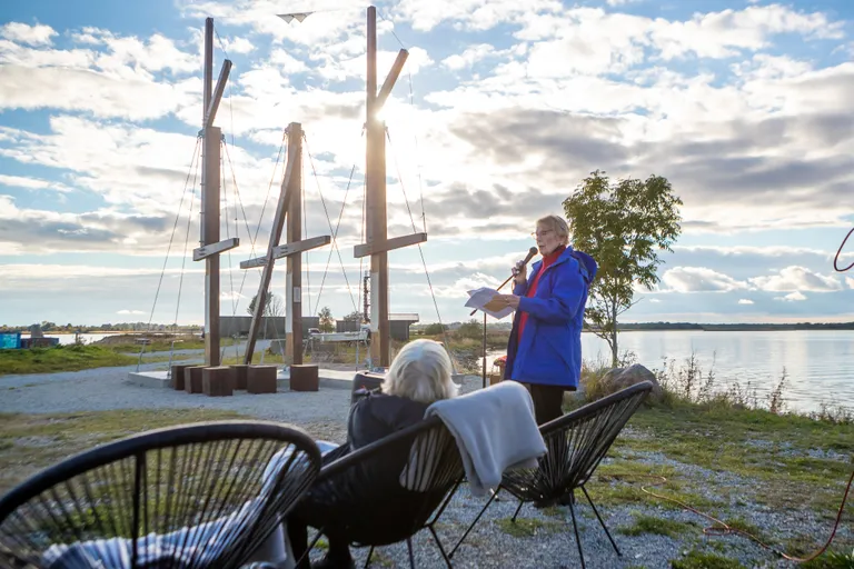 HELENE MASTID MÄLETAVAD Kapten Arvo Meikari tütar Anne Meikar tuli kohaleKanadast. Kõigustes meenutas ta 78 aasta tagust Kõigustest lahkumise päevaja põgenike elu võõrsil.