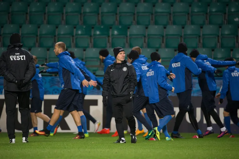 Eesti jalgpallikoondise peatreener Martin Reim inspekteerimas hoolealuste eilset trenni.