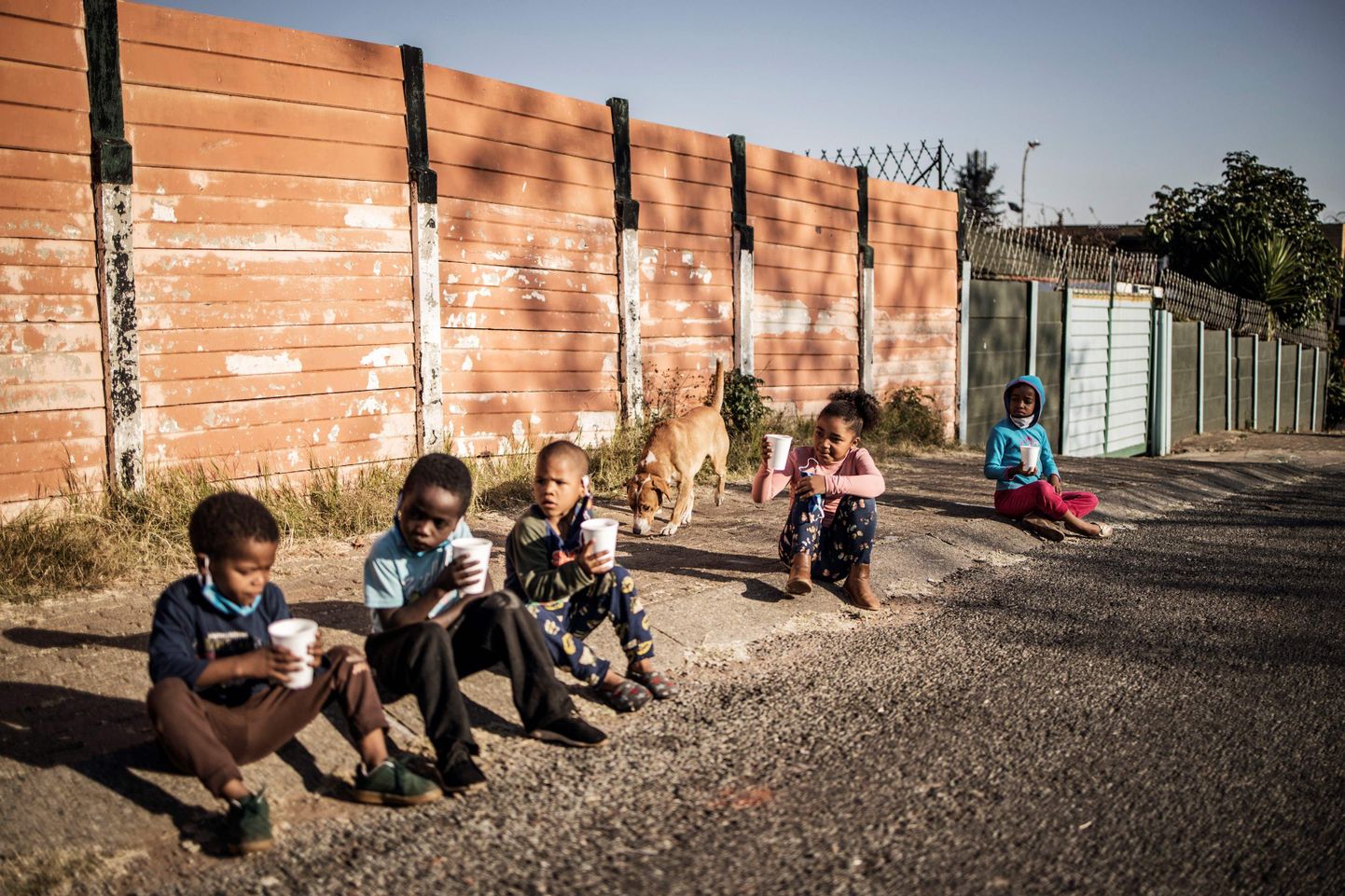 Lapsed söövad abitöötajate jagatud putru Lõuna-Aafrika Vabariigis Johannesburgi eeslinnas. Paljude maailma laste jaoks on koroonaviiruse pandeemia toonud kaasa süveneva vaesuse ja tühja kõhu.