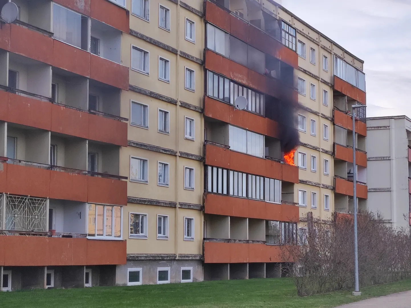 Tulekahju Nõlvaku 9 rõdul 18. aprilli õhtul.