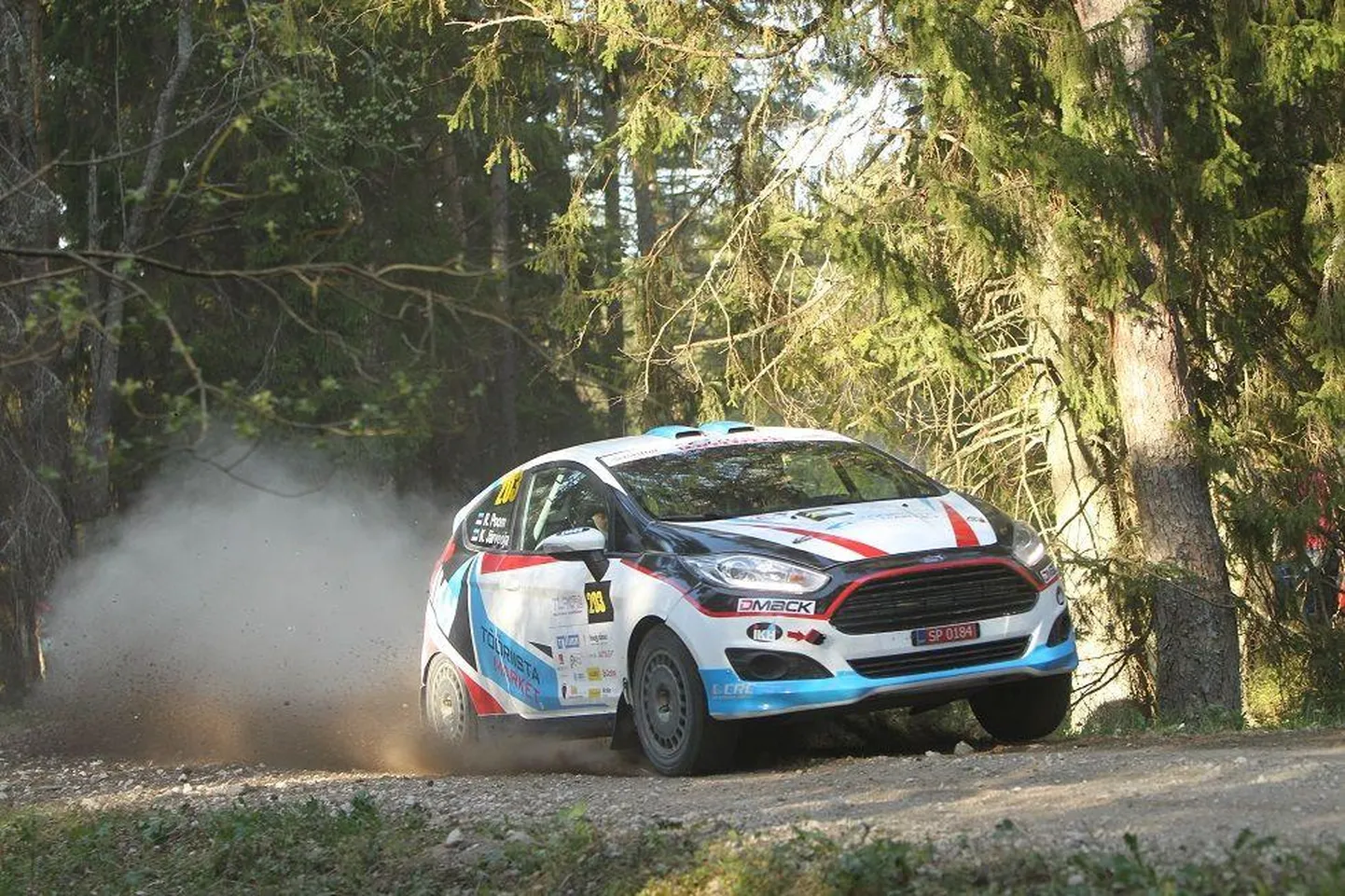 Roland Poom ja Ken Järveoja valmistuvad Viru ralliks Lõuna-Eestis.