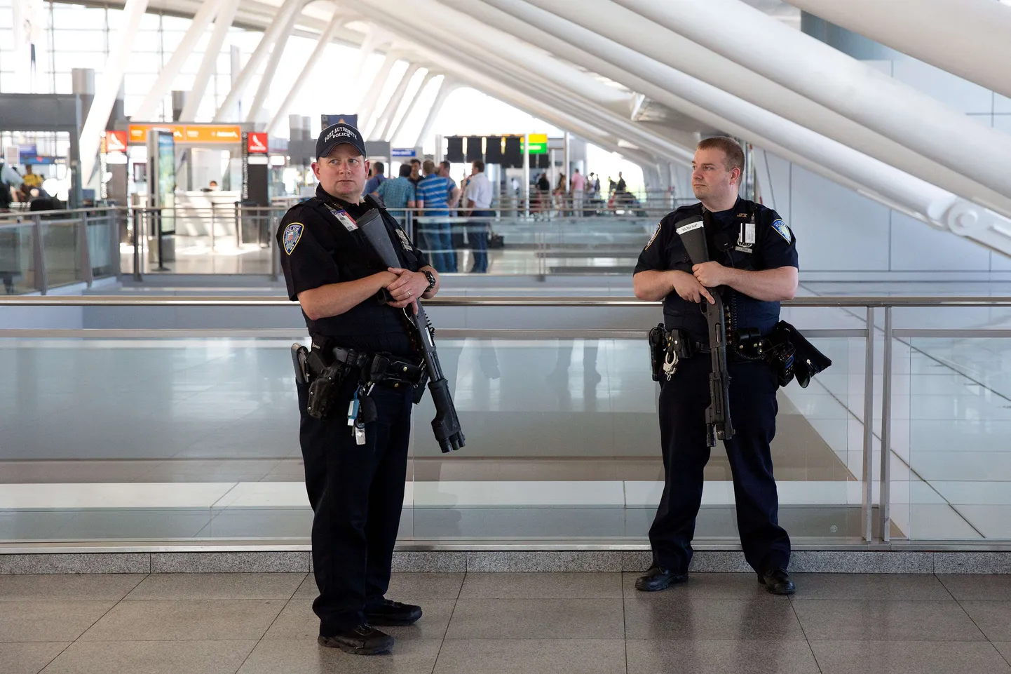 Politseinikud New Yorki JFK lennujaamas.