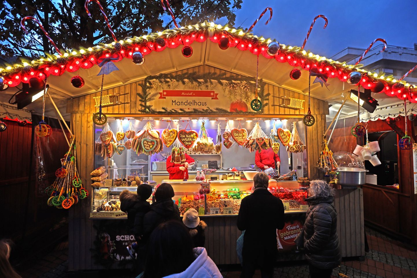 Inimesed läinud nädalavahetusel Lääne-Saksamaal Esseni äärelinnas avatud jõuluturul.