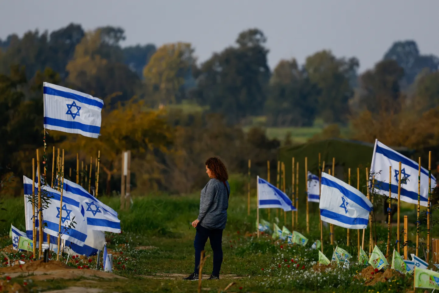 Naine Nova festivali toimumispaigas, kus Hamas 7. oktoobril inimesi tappis ja röövis.