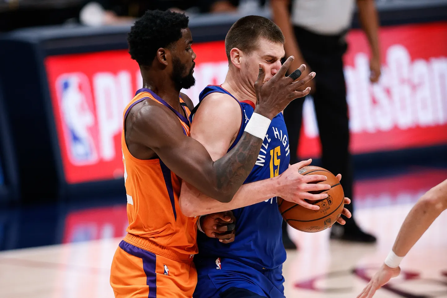 Sunsi keskmängija Deandre Ayton ohjamas Nikola Jokicit.