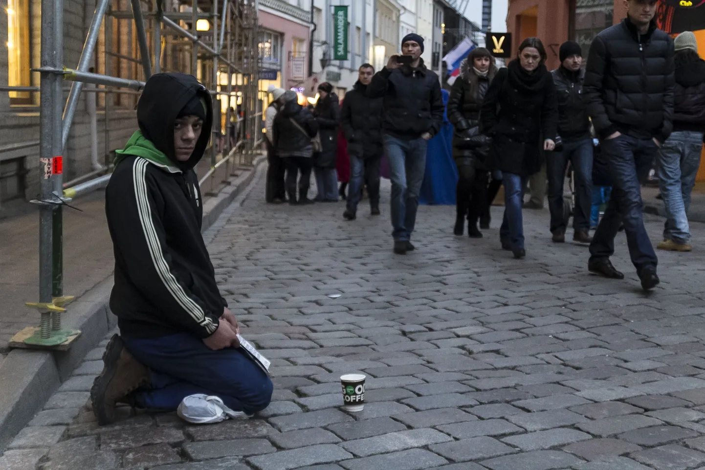 Noorkerjused Vene turistide kohalolust kasu lõikamas.