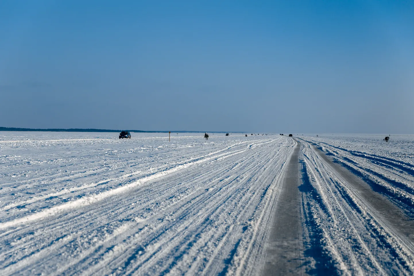 Neljapäeval avatud jäätee Rohukülast Sviby sadamasse meelitas täna Vormsi saarele tuhandeid külastajaid.