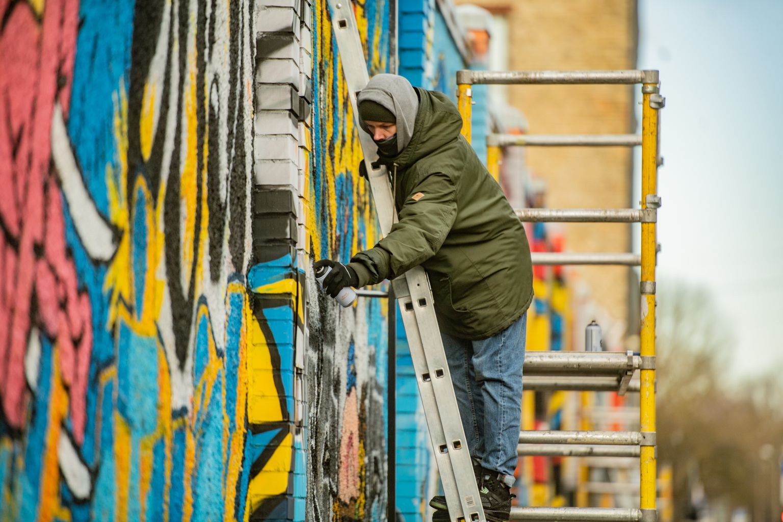 Mākslinieki apglezno sienas pie "Sporta 2" kvartāla , paužot atbalstu Ukrainai