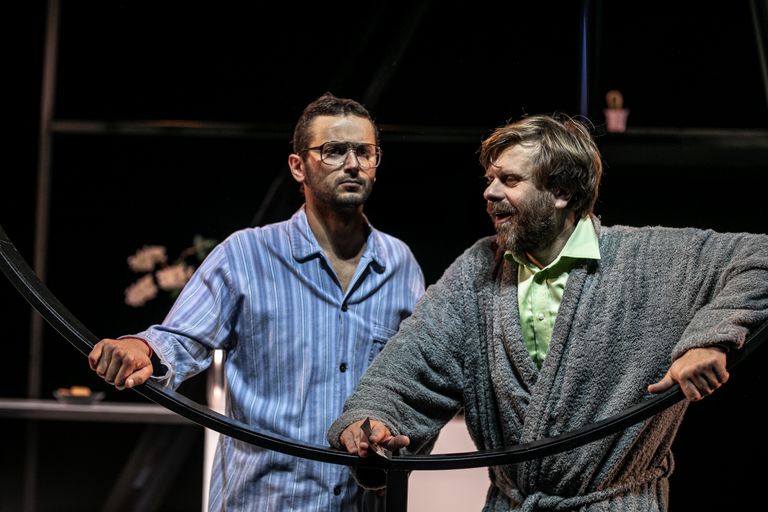 Stseenis lavastusest «Tere, kallis!» on Robert Annus (vasakul) ja Karol Kuntsel.