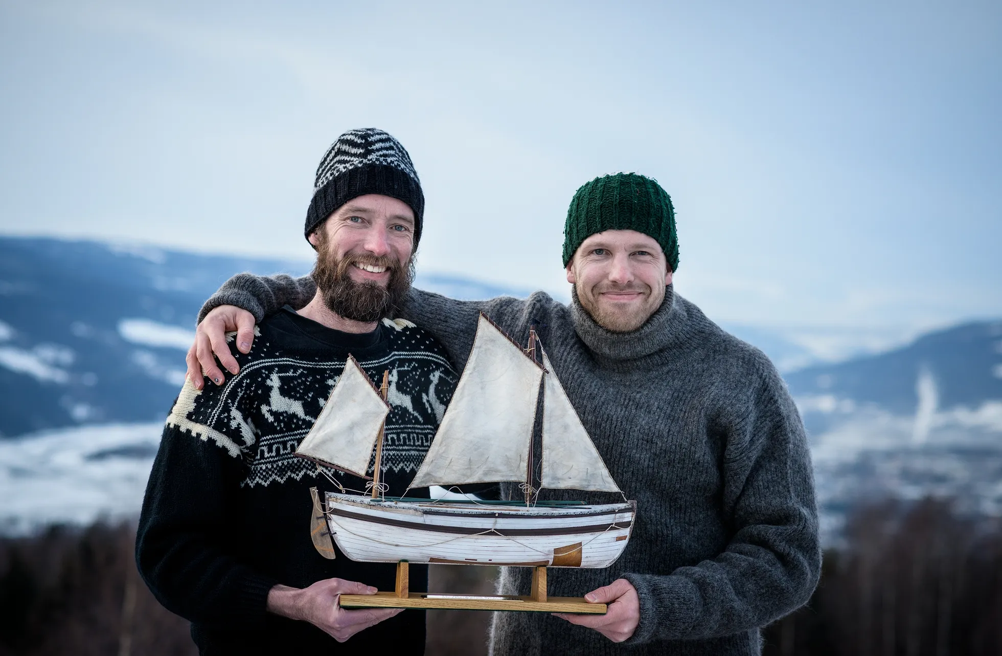 Palo koos kaaslase Audun Tholfseni ja neile omistatud Ernest Shackletoni polaarauhinnaga (Shackletoni Antarktika ekspeditsiooni päästnud paat James Caird).