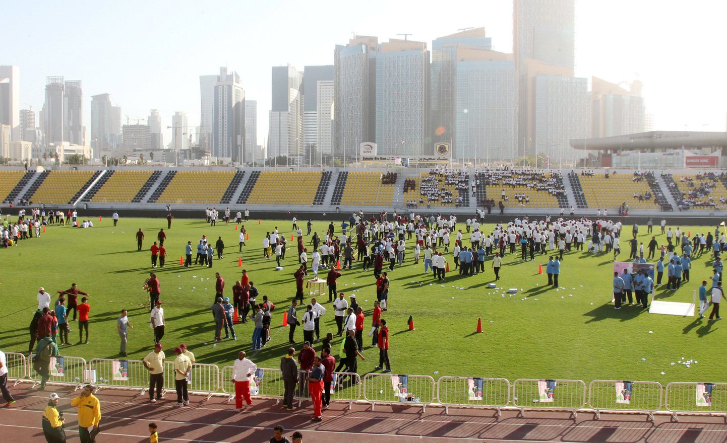 Массовое спортивное мероприятие на стадионе в столице Катара.