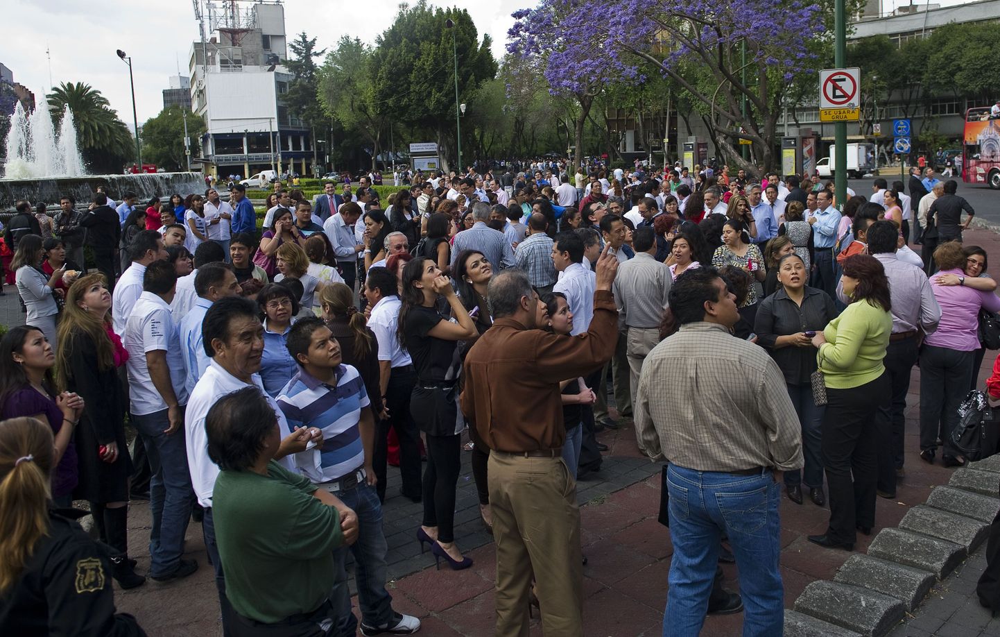 Inimesed tormasid Mexico Citys maavärina tõttu tänavatele.