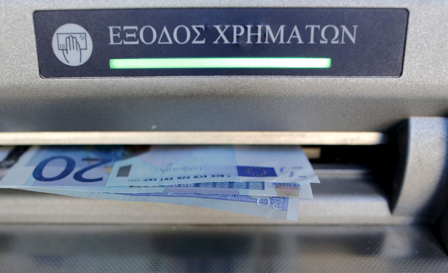 20-eurosed Kreeka pangaautomaadis. Kreeka võimude sõnul viidi suur osa kriisi ajal pankadest välja võetud raha välismaale.
