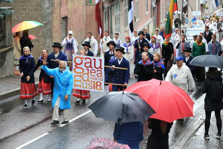 Jüri Kulasalu (esiplaanil helesinises vihmamantlis) juhtis juunis 2018 Gaudeamuse laulupeo rongkäiku.