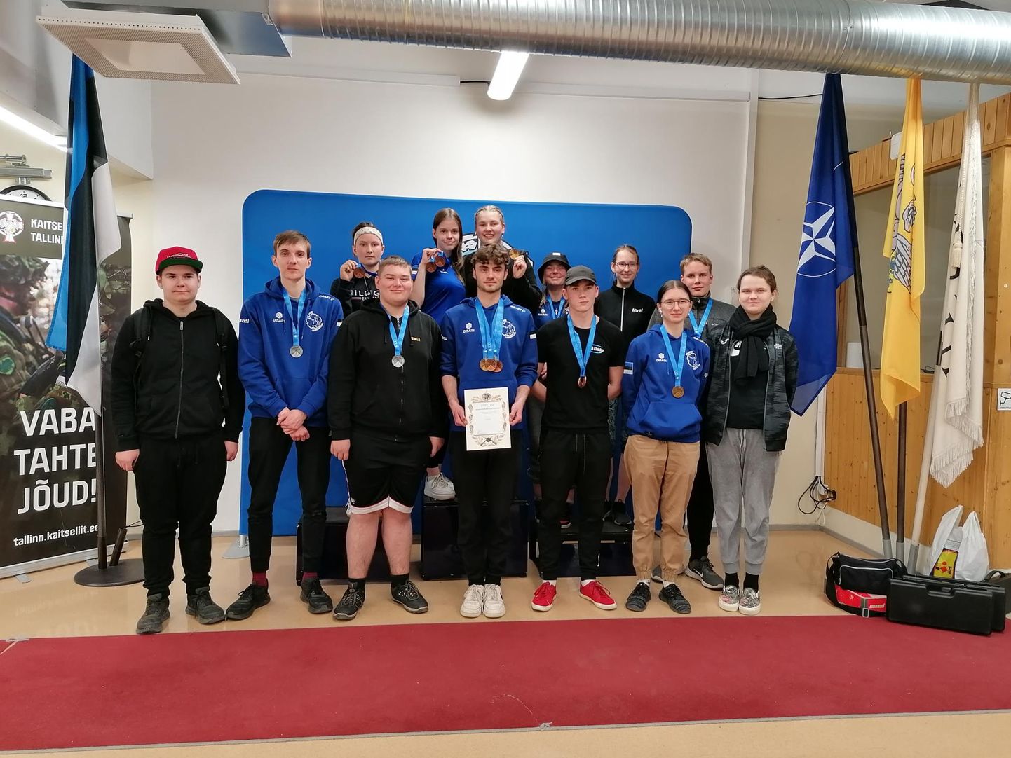 Viljandi spordikooli noorte laskesportlaste esindus võttis eelmisel nädalavahetusel Männiku lasketiirus Eesti noorte meistrivõistlustel sportrelvadest laskmises 17 medalit.