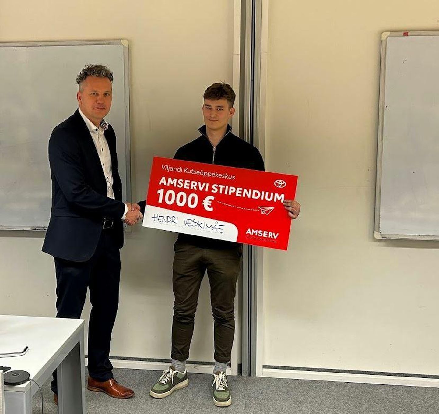 Viljandi kutseõppekeskuse õpilasele Hendri Veskimäele andis 1000 euro suuruse stipendiumi kätte Amservi Viljandi esinduse juht Olev Põldme.