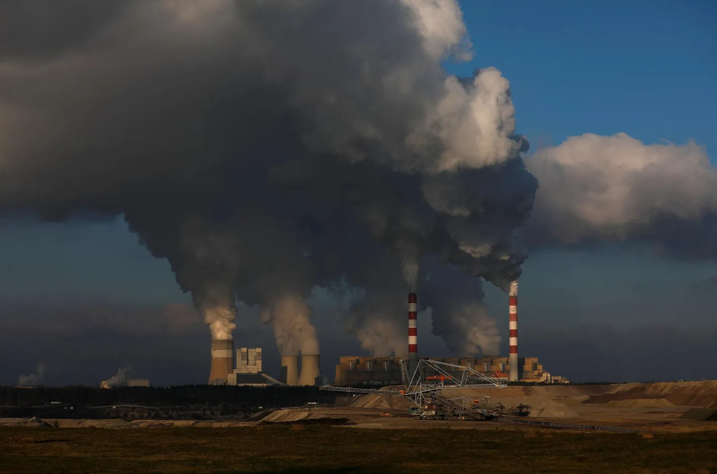 Tossupilved Bełchatówi elektrijaama kohal.