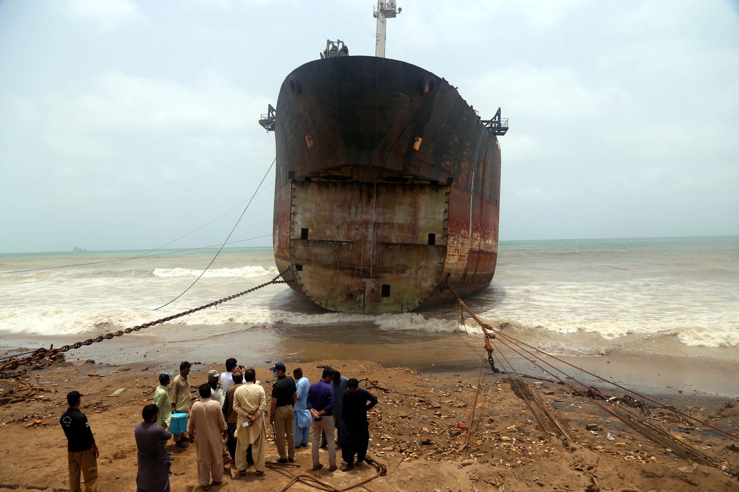 Ohtlikke kemikaale sisaldav romulaev randumas Pakistani Gadani laevalammutusplatsile mais 2021. Interpol alustas uurimist mürgise lastiga laeva romulasse jõudmise asjaolude kohta.