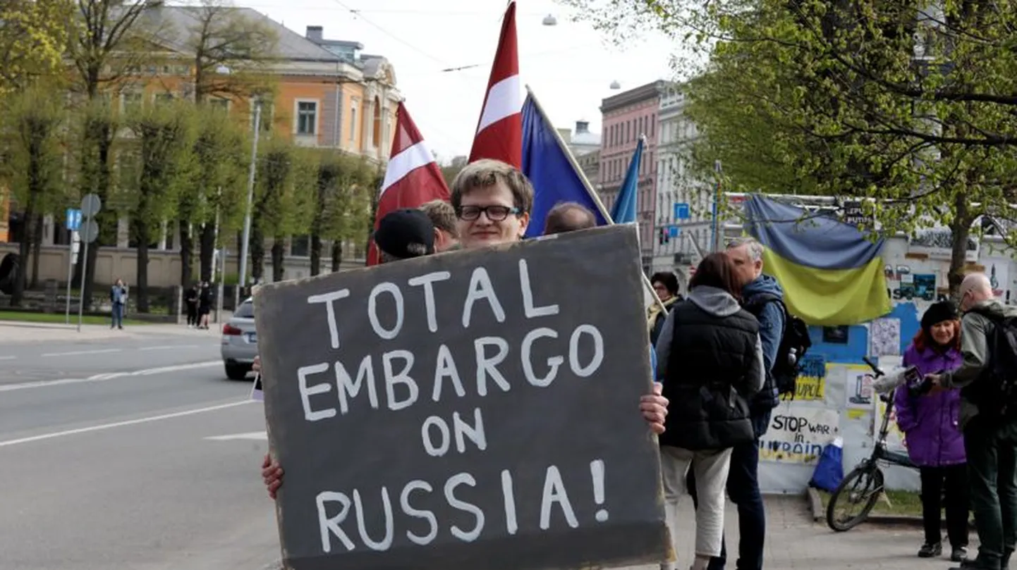 Проукраинский митинг напротив здания российского посольства в Риге