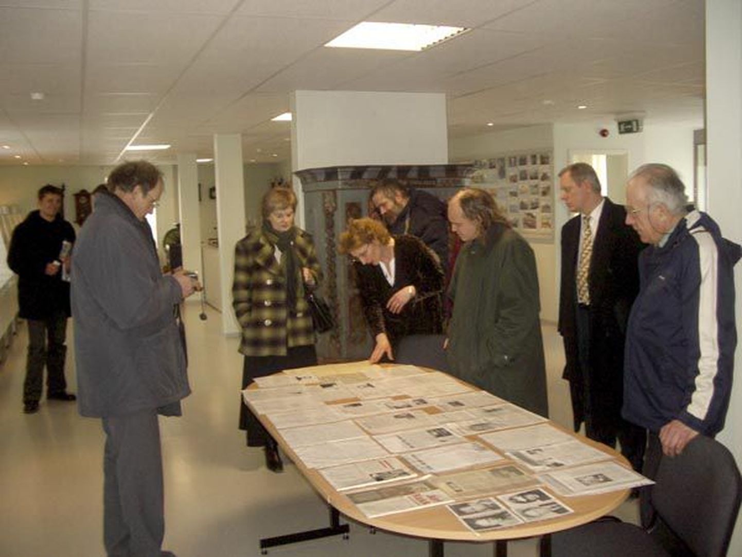 Mälestusseminarist osavõtjad tutvuvad muuseumis väljapanekuga, mis meenutab Jüri Kuke elu.