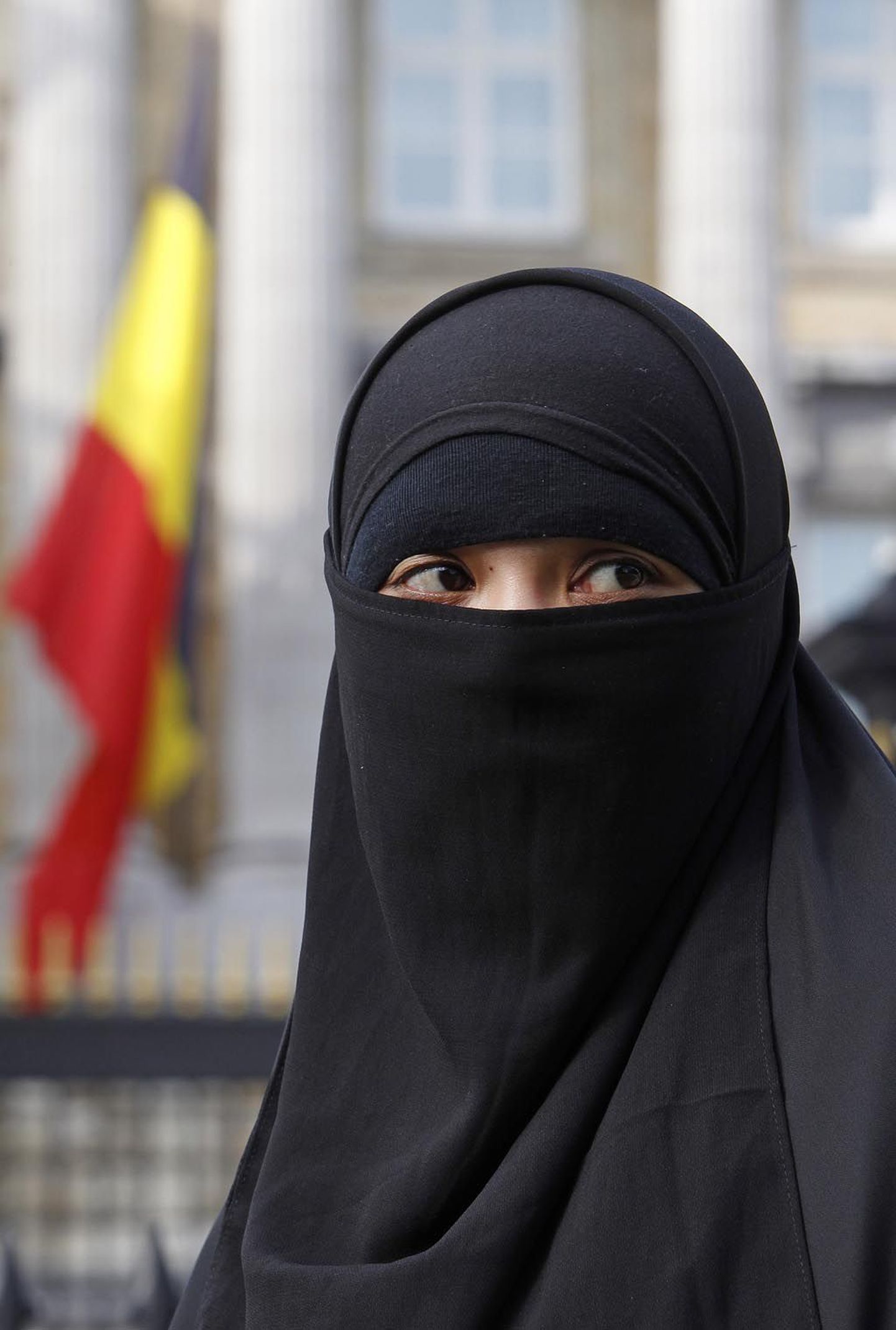 Islamiusku pöördunud 22aastane prantslanna Salma elab Belgias, mis on burkakeelamise esirinnas.