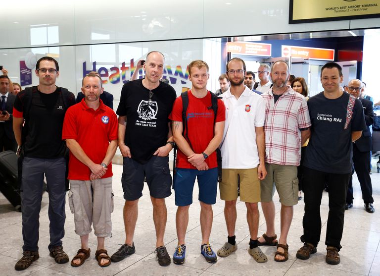 Briti sukeldujad, kes aitasid 2018. aasta suvel Tai Tham Luangi koobastest 12 jalgpallipoissi ja nende treenerit päästa. Josh Bratchley on paremalt kolmas
