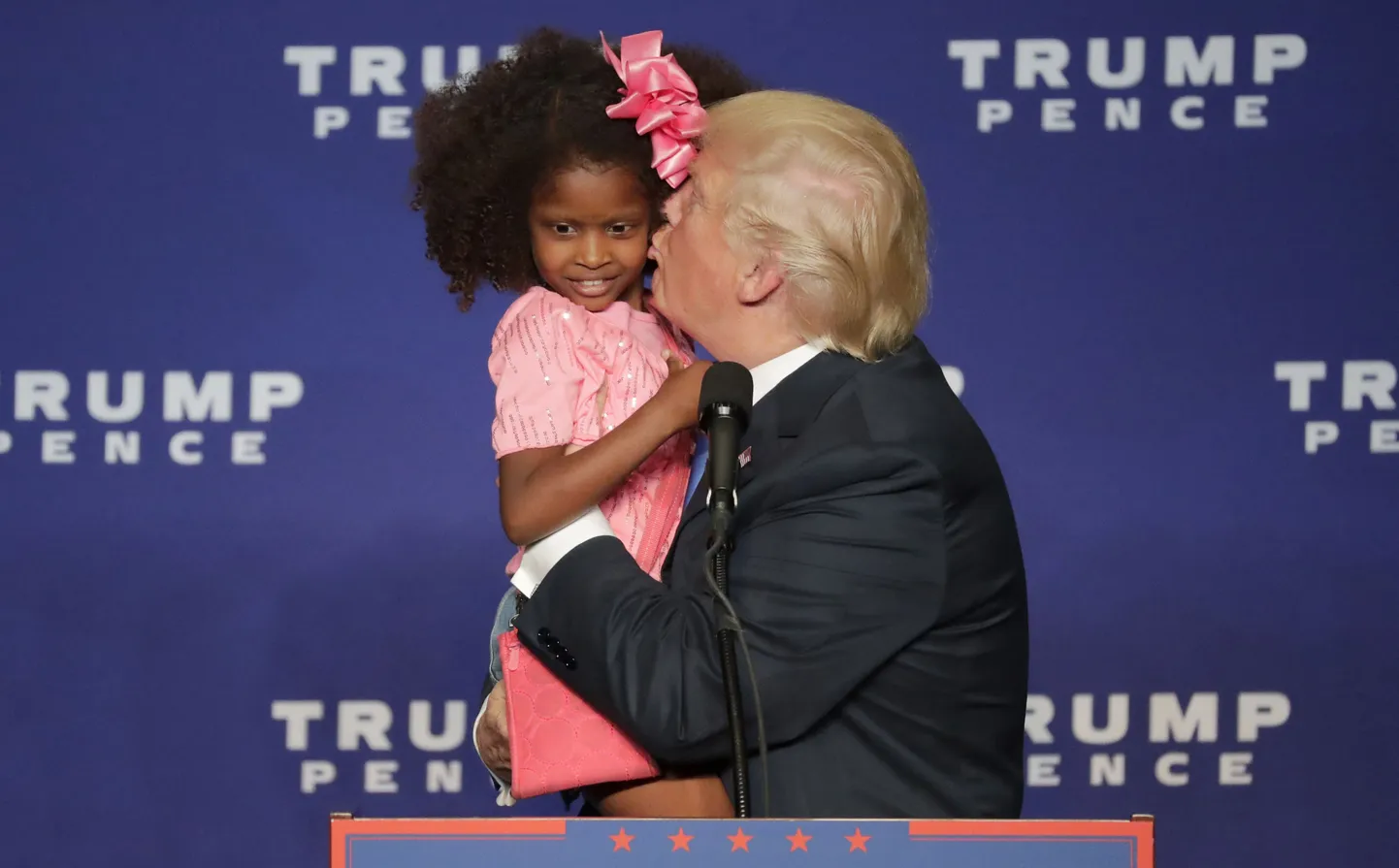 Donald Trump valimisüritusel, kus ta püüdis suudelda väikest tüdrukut