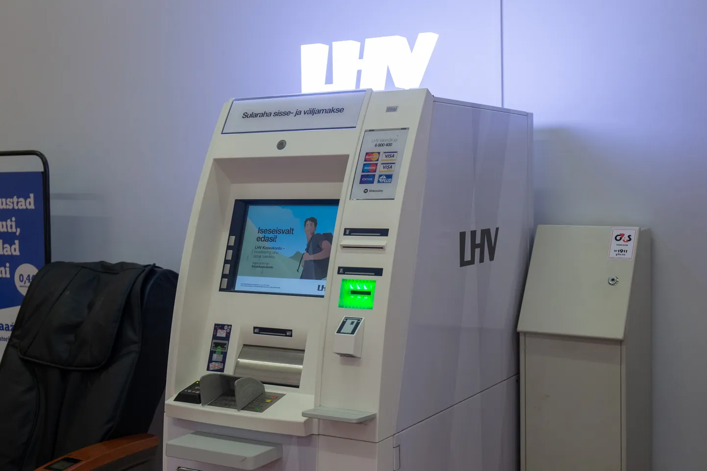 LHV pangaautomaat Viljandis.