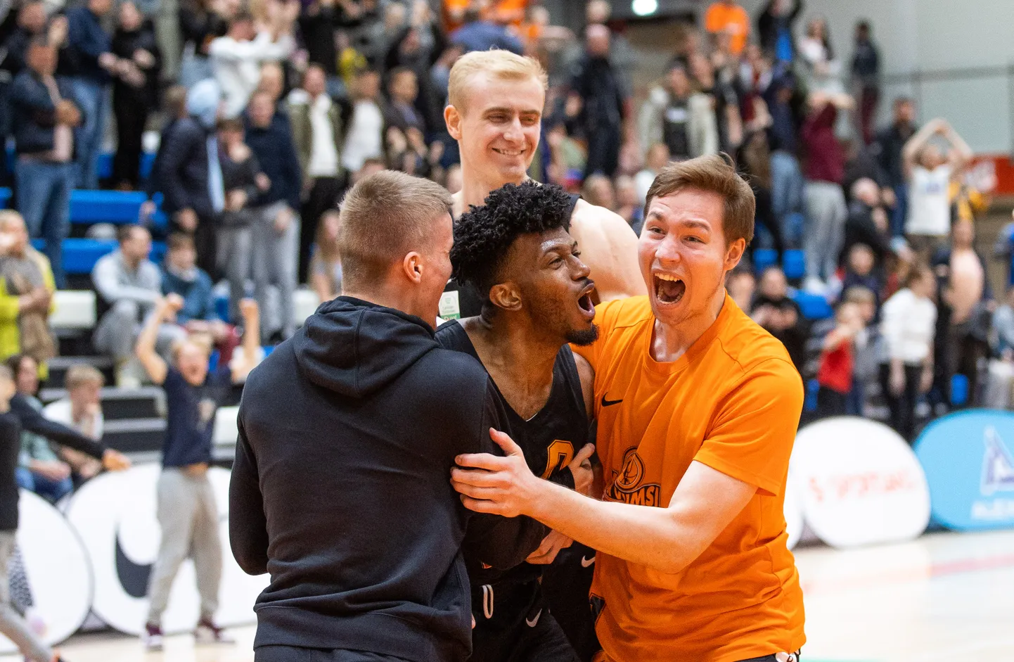 Viimsi/Sportland suurimaks punktitoojaks kerkis Devin Lee Harris (keskel).