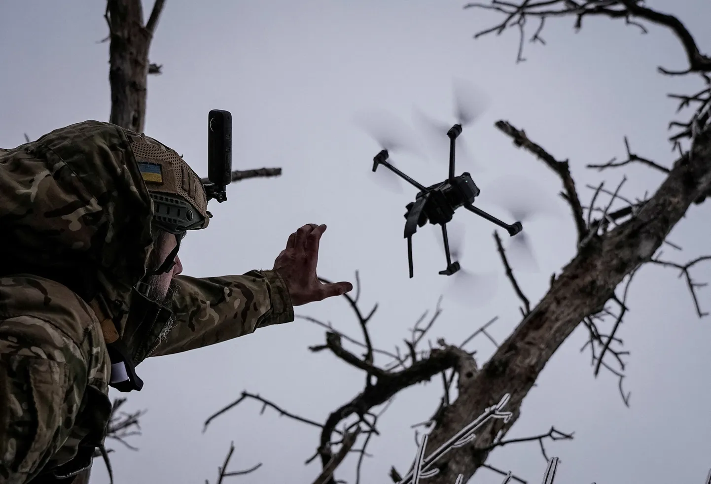 Ukraina droonipiloot lähetab Bahmuti lähistel lahingülesandele FPV-drooni.