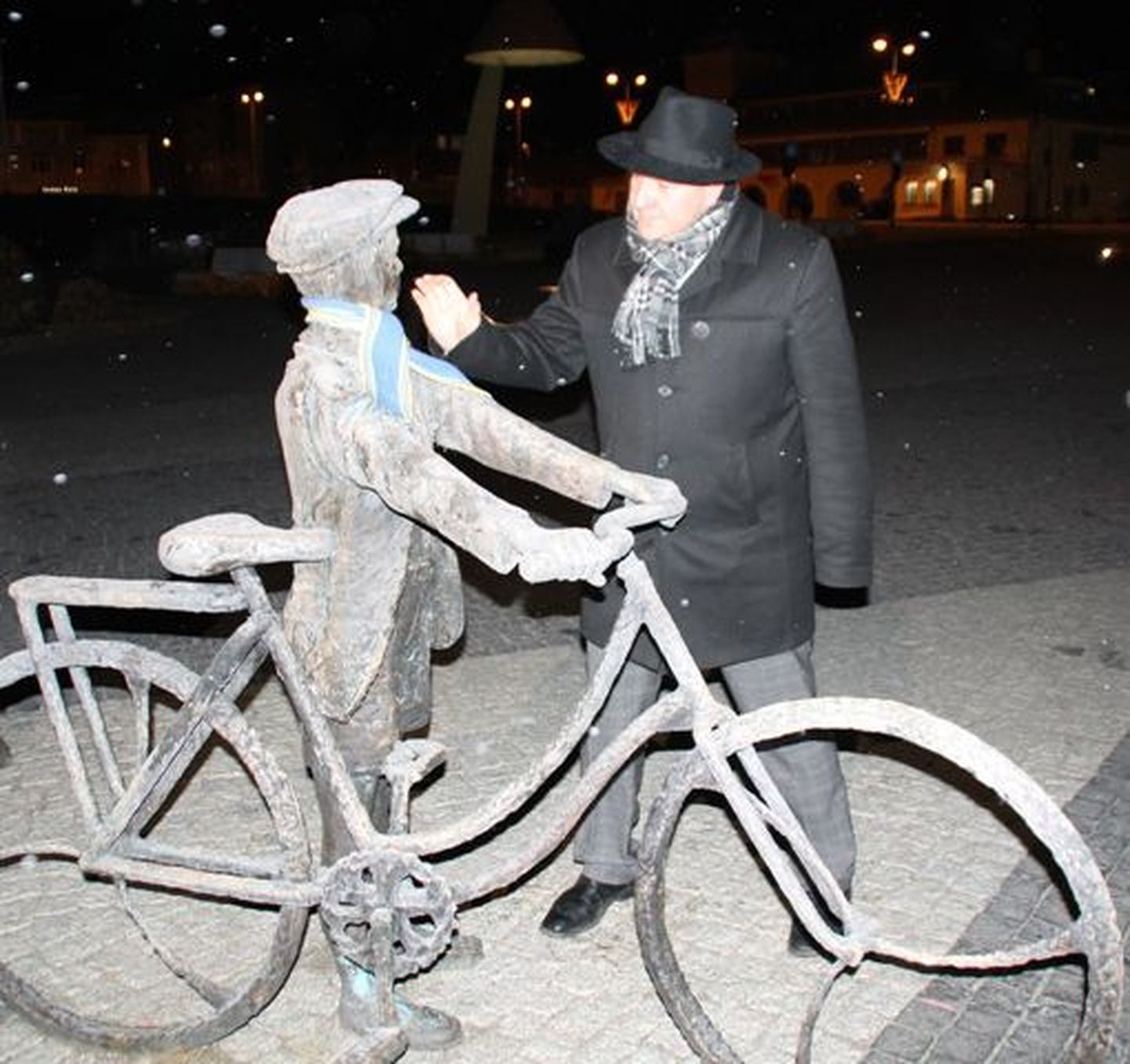 Rakvere linnapea Andres Jaadla ja salliga skulptuur.