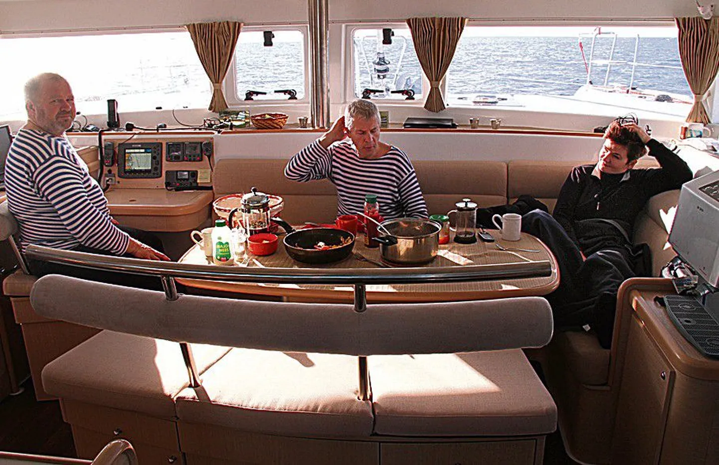 Eine merel: Nordea raudvara Raul Normak (vasakul) ja kapten Toonart Rääsk söövad hommikueinet koos Katrin Saksaga.