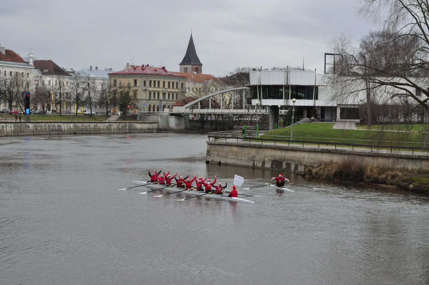 Kaheksapaadis sõudsid parimad noorsportlased. Ühesel paadil saatis neid treener Reigo Pihlak.
