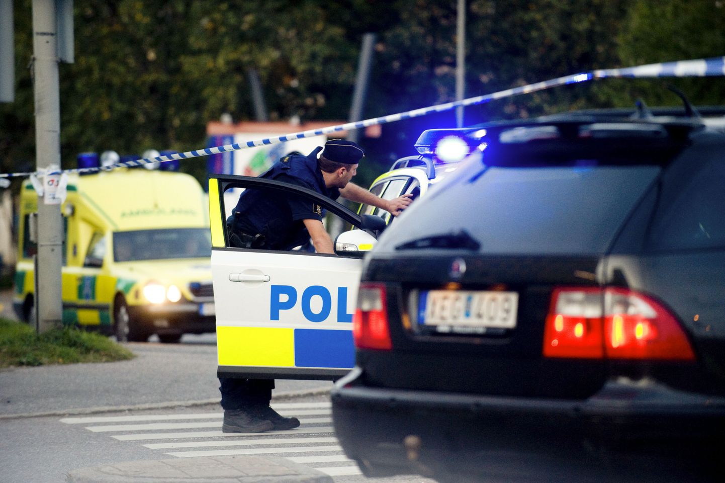 Rootsi politseinikud eile Västbergas G4S sularahahoidla juures.