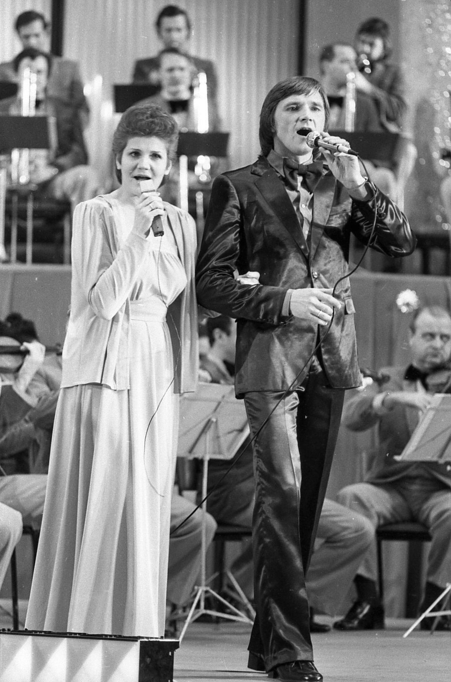 Nora Bumbiere un Viktors Lapčenkos Mikrofona aptaujas koncertā 80. gados